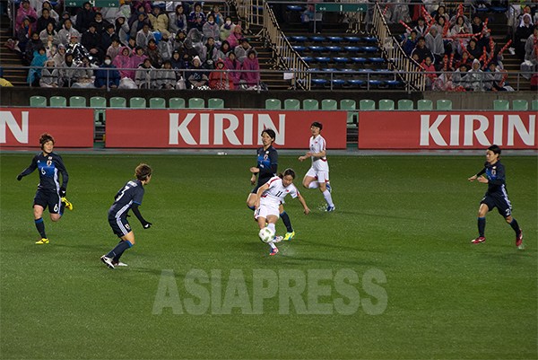 試合は終始、五分五分のシーソーゲームが繰り広げられた。シュートする北朝鮮のリ・イェギョン選手。2016年3月9日(撮影アジアプレス)