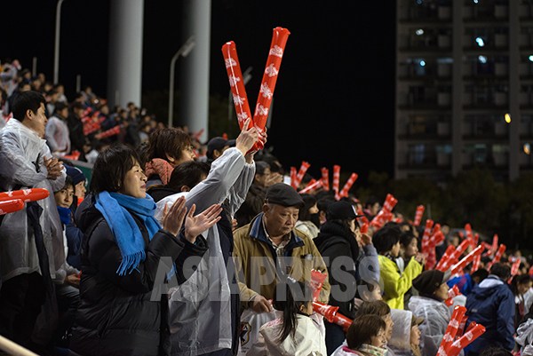 試合には負けたが、北朝鮮の応援団は選手たちの健闘を称え大きな拍手を送った。2016年3月9日(撮影アジアプレス)