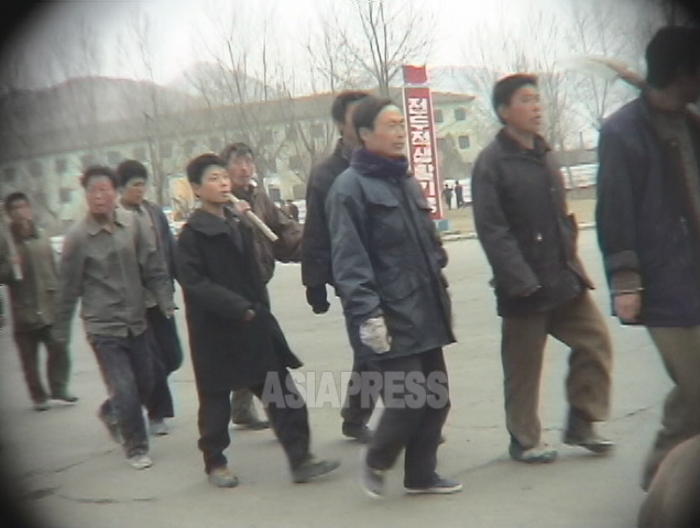 （参考写真）強制労働現場にむけて行進させられる「労働鍛錬隊」の収容者たち。2005年6月リ・ジュン撮影（アジアプレス）