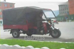 <北朝鮮写真報告>交通機関の革命的変化を見る4 商業的な交通の発達 個人運営のバイクタクシーまで出現