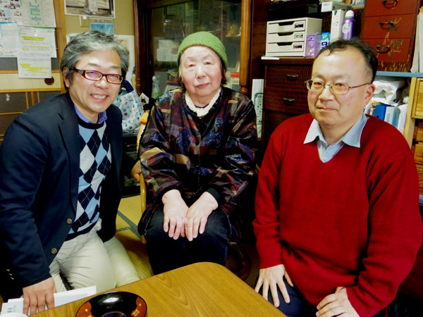 陸前高田市の佐々木道さん（中央）。次男を津波で亡くしたあと、次々と親族の「震災関連死」を目の当たりにした。(うずみ火)