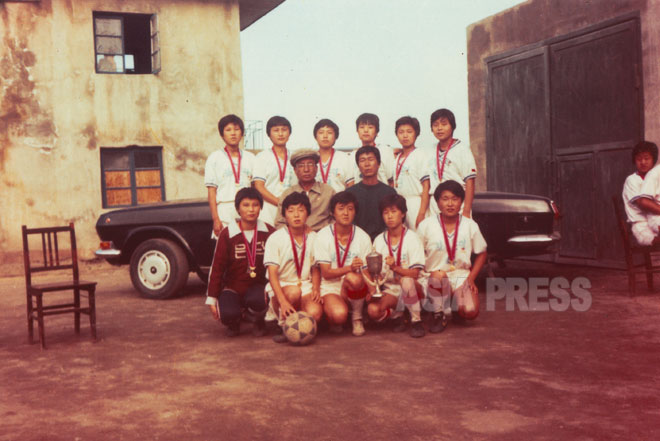 北朝鮮恩徳郡の女子サッカーチームの勇姿。撮影1993年7月(アジアプレス)