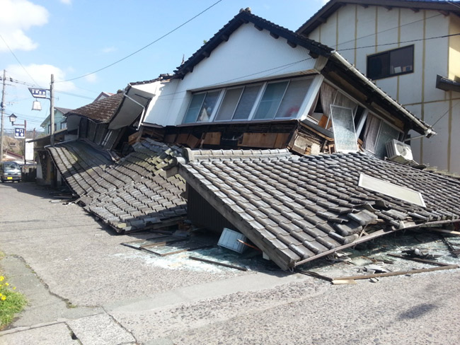 震度7の本震発生から3日目の熊本県阿蘇市内。至るところで無残な倒壊家屋が目に付いた（2016.4.17撮影／矢野宏）