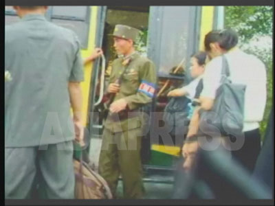 （参考写真）郊外から平壌に入るバスを検問する国家安全保衛部の軍人。2006年８月リ・ジュン撮影（アジアプレス）