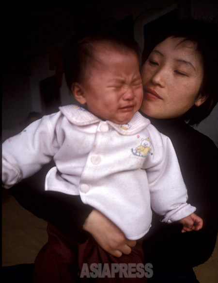 2002年に瀋陽日本総領事館に駆け込んだキム・ハンミちゃんと母のリ・ソンヒさん