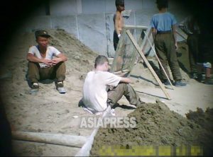 ＜北朝鮮写真報告＞兵隊は辛いよ1 工事現場に動員される兵士はふらふら
