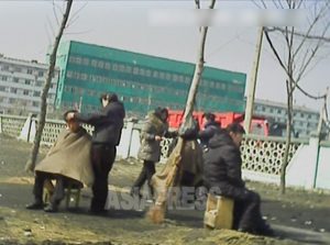 <写真報告>ああたくましき、そして哀しき北朝鮮の女性たち1 物売り、肉体労働で日銭を稼ぐ