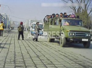 <北朝鮮写真報告>交通機関の革命的変化を見る5 権力機関所属の車両も営業