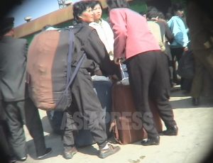 <写真報告>ああたくましき、そして哀しき北朝鮮の女性たち2 巨大なリュックに丸太まで 女性「担ぎ屋」が支えた市場経済
