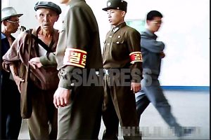<北朝鮮写真報告>外国人が絶対に見られない平壌の裏通り7 「いつもきれい」な平壌のカラクリ撮った!(中)身なり悪い人は地下鉄に乗せない 【写真5枚】
