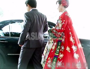 ＜北朝鮮写真報告＞外国人が絶対に見られない平壌の裏通り6　格差ここまで…特権層はベンツに乗って結婚写真、庶民は…　写真5枚
