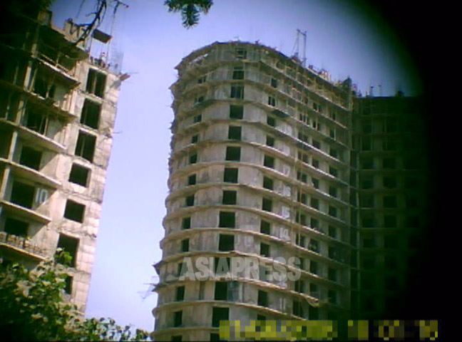 建設中の20階を超える高層アパート。各階の窓枠が位置も大きさもまちまちで歪んでいるのがよくわかる。撮影ク・グァンホ（アジアプレス）