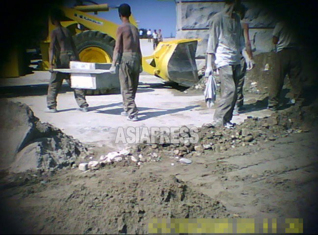 平壌市の工事に動員された「建設部隊」の兵士たち。若いが一様に痩せていて元気がない。2011年9月撮影ク・グァンホ(アジアプレス)