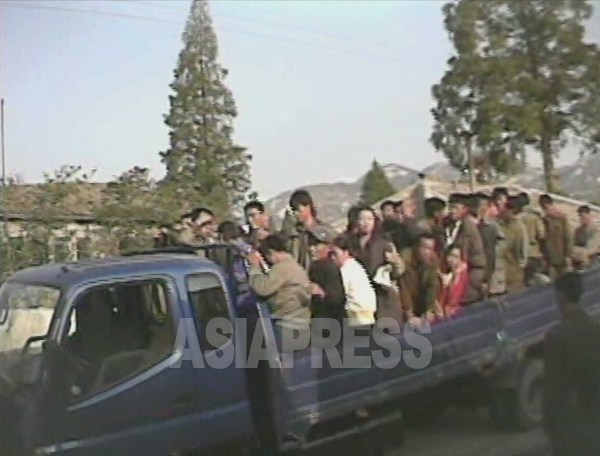 早朝、労働鍛錬隊の収容者が車に乗せられ労働現場に送られるところ。黄海南道海州市