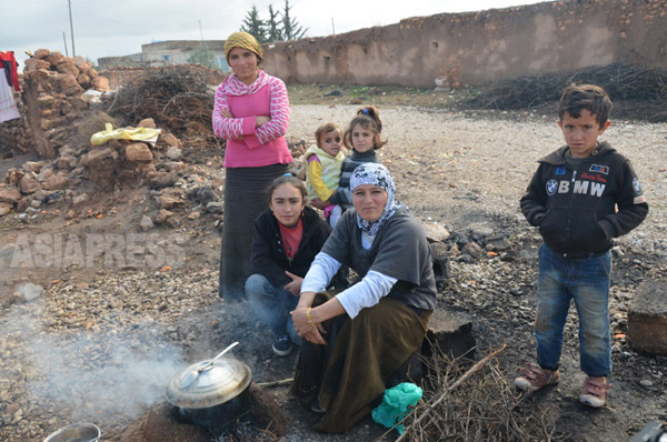 シリアに接するトルコ・スルチの農村に逃れたクルド住民。国境を隔てて暮らす親戚の農家のもとに身を寄せていた。（2014年12月撮影）