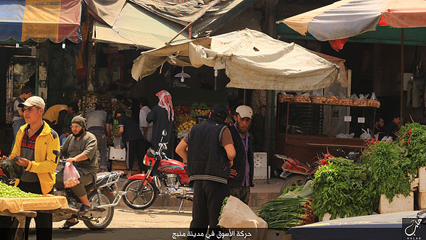 マンビジの市場の様子を伝えるISが公開した写真。ISに制圧され、国外に脱出した住民も少なくない。郊外ではクルド・アラブ合同部隊のシリア民主軍との激戦が続く。（2016年IS写真）
