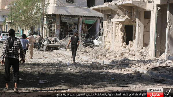 マンビジは、シリア政府軍、ロシア軍、さらに米軍などの有志連合による空爆にさらされてきた。子どもを含む一般市民も巻き添えとなってきた。写真は空爆で破壊された町をISが伝えたもの。（2015年IS写真）