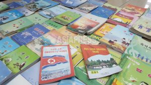 <北朝鮮写真報告>最新の中高校教科書75冊を入手 全科目で金正恩氏偶像化の記述 愛らしい表紙も(写真6枚)