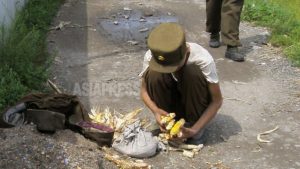 <北朝鮮写真報告>飢える人民軍 息子入隊させる母の心配