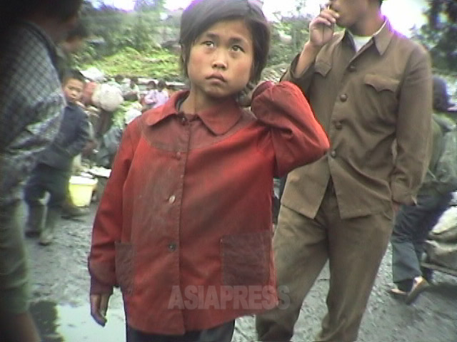 闇市場を彷徨う「コチェビ」と呼ばれる浮浪児の女の子。「苦難の行軍」期の1998年10月江原道元山(ウォンサン)市にて撮影アン・チョル(アジアプレス)