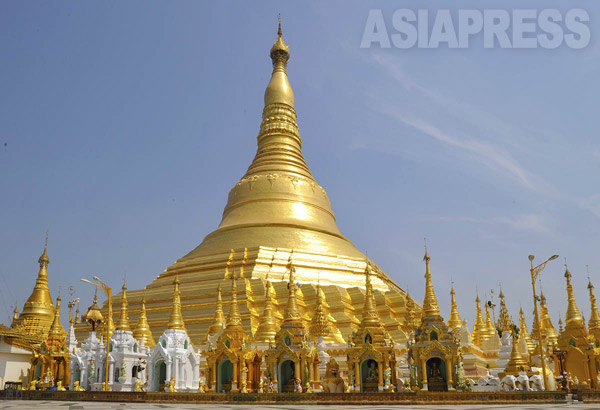 ミャンマー最大の都市ヤンゴンの中心地に建つ、シュエダゴン・パゴダ（撮影　宇田有三）
