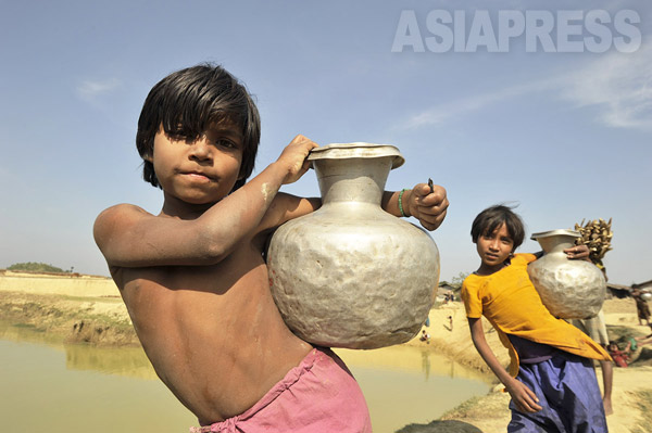 ミャンマーの隣国、バングラデシュの非公式キャンプの溜め池で水を汲むロヒンギャの子どもたち（撮影：宇田有三）