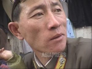 ＜北朝鮮写真報告＞兵隊は辛いよ(6)　痩せて小さな人民軍の兵士たち　兵員不足で140センチ台で入隊 (写真4枚)