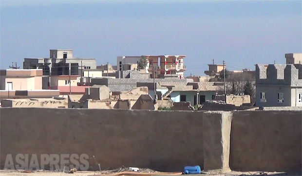 ISはハルダン村の中心部から撤退したものの、あちこちに仕掛け爆弾や地雷が設置されていて、立ち入り禁止になっていた。撤去作業もできず、村は無人のままになっていた。（2016年3月撮影・玉本英子）