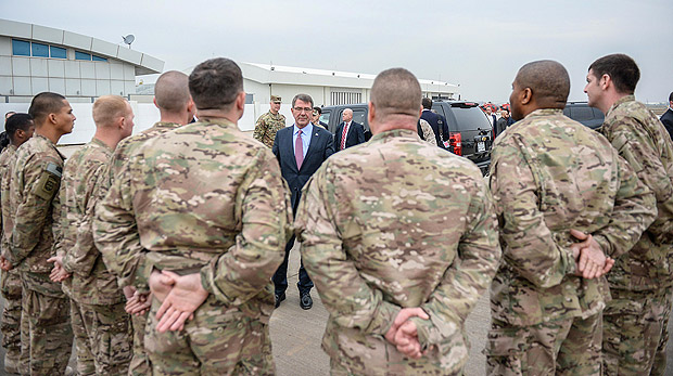 クルド自治区には、米軍と有志連合の出撃拠点がある。写真は米国防総省が公開した、アルビルの米軍部隊を訪問するカーター国防長官。（2015年12月・米国防総省写真）