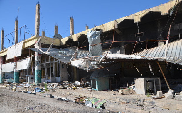 シンジャル中心部に入ると、大通りにあった建物は空爆と激しい戦闘で、破壊されていた。ペシュメルガ部隊が展開しているが、地区の建物の損傷は激しく、住民が住める状態ではなかった。（2016年3月・撮影・玉本英子）