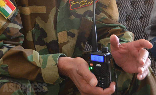 クルド部隊の前線で無線機を聞くと、IS戦闘員どうしの会話が聞こえた。通信内容から外国人戦闘員も含まれているのが分かると、クルド部隊兵士は言った。（2016年3月撮影・玉本英子）