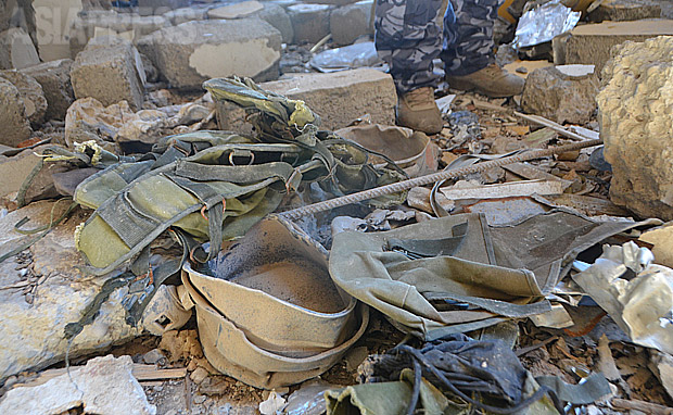 IS司令部にあった戦闘員の装備品。ヘルメットや戦闘服などが散乱していた。（2016年3月・撮影・玉本英子）