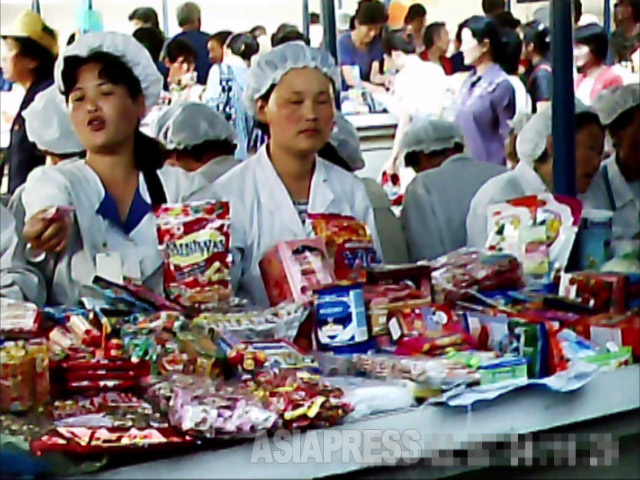 平壌中心部の牡丹(モラン)市場の食品売り場。働く女性たちは店員ではなく、幅80センチの売り場の経営者だ。2011年7月撮影ク・グァンホ(アジアプレス)