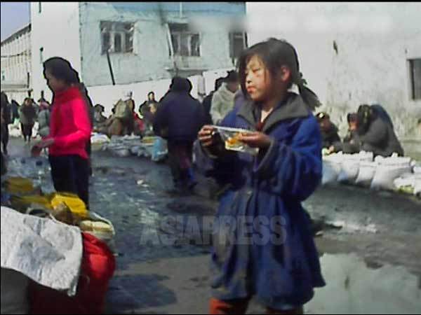 北朝鮮写真報告 新世代の少女たち 2 物乞いと商売とおしゃれ 少女の日常撮った ページ2 アジアプレス ネットワーク