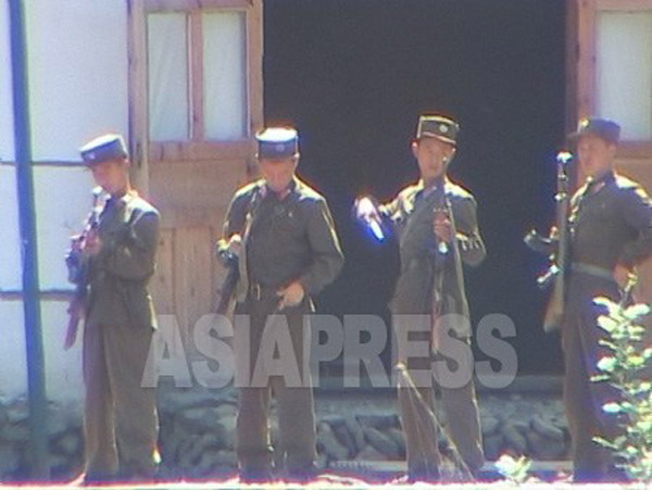 (参考写真)巡回警備の点呼を受ける国境警備隊。豆満江上流で2004年8月撮影アジアプレス