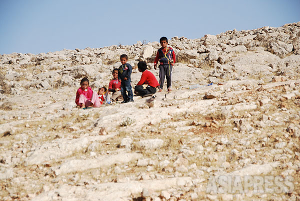シンジャル山に逃れた住民。1か月後にクルド組織・人民防衛隊（YPG）の部隊が突破口を開いて住民を救出した。だが、一部の住民は山に残った。写真はYPGに同行し、包囲が続くシンジャル山を取材したときのもの。（2014年9月撮影・玉本英子）