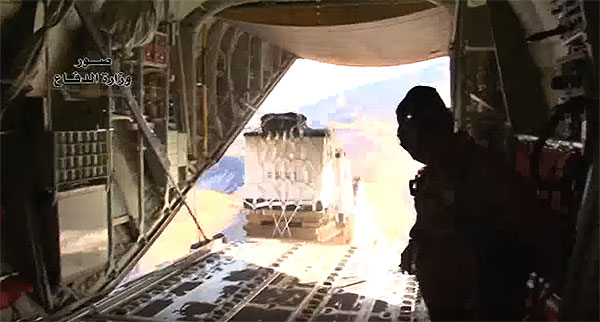 山で孤立した住民のために、イラク政府軍が上空から輸送機で食料などの救援物資を投下。だが、住民すべてに行き渡ったわけではなかった。その後、アメリカなどが物資投下に加わった。写真は物資を投下するイラク軍輸送機。（イラク国防省映像）
