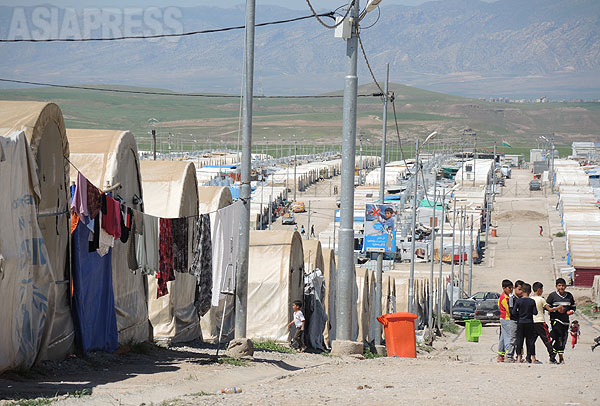 【イラク・クルド自治区】一面に並ぶテント。すべてISの侵攻で、シンジャル一帯から逃れてきたヤズディ教徒の避難民だ。（2016年4月撮影・玉本英子）