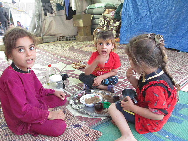 【シリア北東部】ISに包囲されたヤズディ教徒の多くはクルド自治区を目指した。道を断たれ、シンジャル山へ逃げるしかなかった住民もいる。その後、クルド組織に救出された一部が、シリア北部のクルド人地域に避難。（2014年9月撮影・玉本英子）
