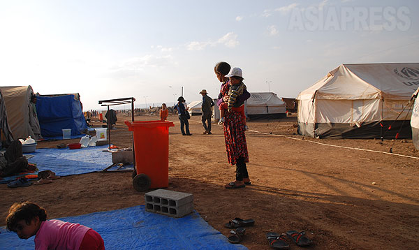 【シリア北東部】シリアへの避難住民は1 万におよんだ。人道機関がテントや食料を緊急配布したが、物資は不足し、避難民は厳しい状況に直面した。（2014年9月撮影・玉本英子）