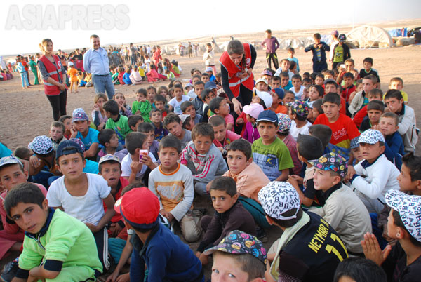 【シリア北東部】避難から1か月後、クルド赤新月社によって、子どもたちのための学級がつくられた。同級生がISに連れて行かれた児童も少なくなかった。（2014年9月撮影・玉本英子）