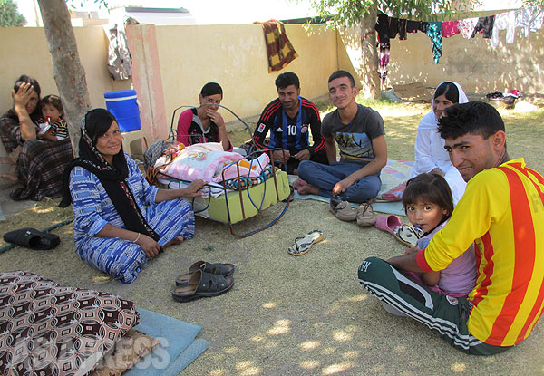 【イラク・クルド自治区】イラク北部にはヤズディ教徒の大きなコミュニティがある。だが、避難民が大量に逃れてきたため、建設途中の家などで雨露をしのぐ避難民であふれかえった。写真は集会場に身を寄せる家族。（2014年9月撮影・玉本英子）