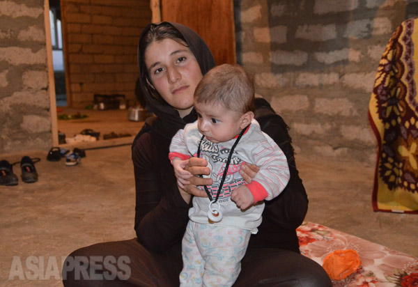 ISに拉致された女性（19）。村から逃げる途中で夫とともにISに捕まる。夫はその場で銃殺。夫の子どもを妊娠していたが、戦闘員と結婚させられた。1か月後に脱出、その後男児を出産した。（イラク・クルド自治区：2015年3月撮影・玉本英子）