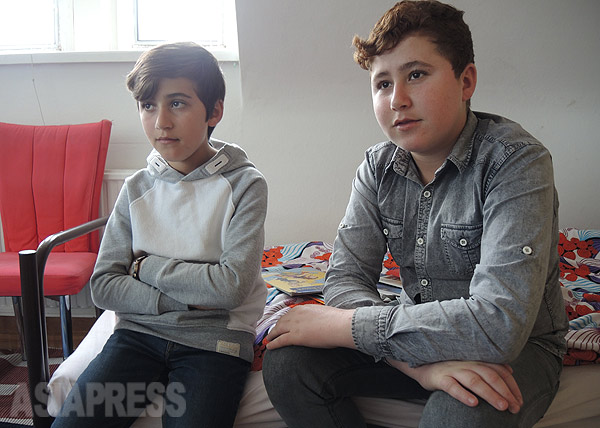 IS施設で軍事訓練を受けさせられた兄弟も、ドイツ政府の庇護を受けてイラクをあとにした。早くドイツ語を覚えて勉強を続けたいと14歳の兄は話す。（ドイツ：2016年4月撮影・玉本英子）