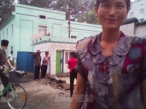 <北朝鮮写真報告>哀しき北朝鮮の女性たち(6) 路地裏の女性たちの微笑み撮った(写真3枚)