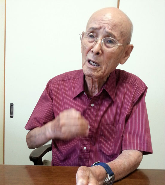 元海軍兵の瀧本邦慶さん（94）は、「お国ために死ねと教えられ、信じてその通り行動してきた。結果、南洋の小島で餓死しそうになったとき、国に騙されていたと気づいた」と話す。(撮影・新聞うずみ火)
