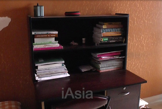 サミーの机にはTOEFLの問題集などが積まれていた。2016年7月5日撮影宮崎紀秀 