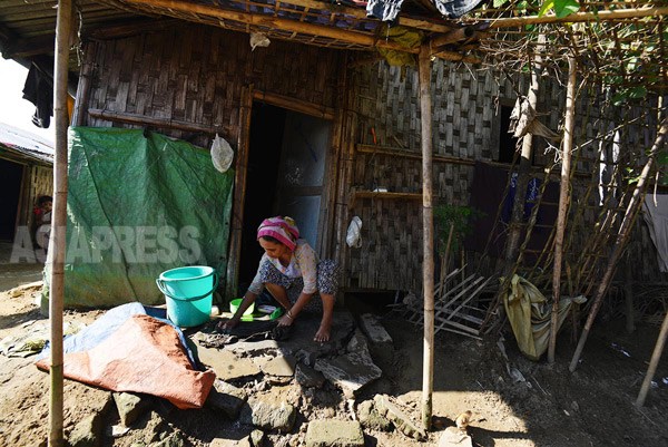 ロヒンギャ・ムスリムの難民キャンプ、洗濯に精を出す女性。（ラカイン州にて撮影：宇田有三）