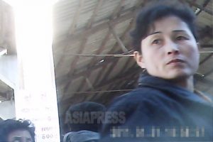 <北朝鮮写真報告>哀しき北朝鮮の女性たち(7) 路地裏のキリっとした女性たち撮った(写真4枚)