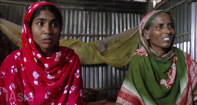 実行犯カイルルの実家にいた姉と母。バングラ北西部の貧しい農村だった。7月7日 撮影 宮崎紀秀